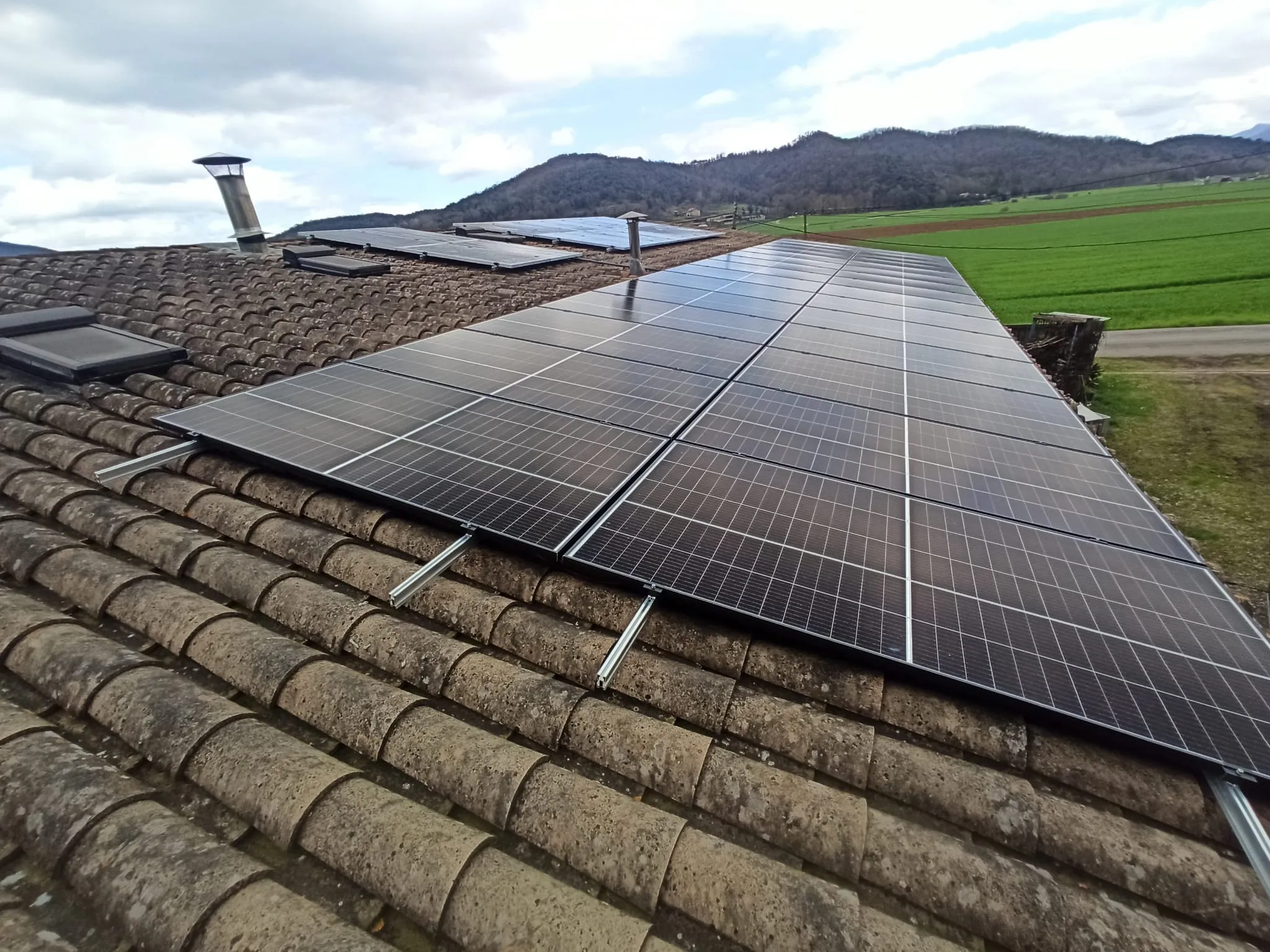 Casa con paneles solares